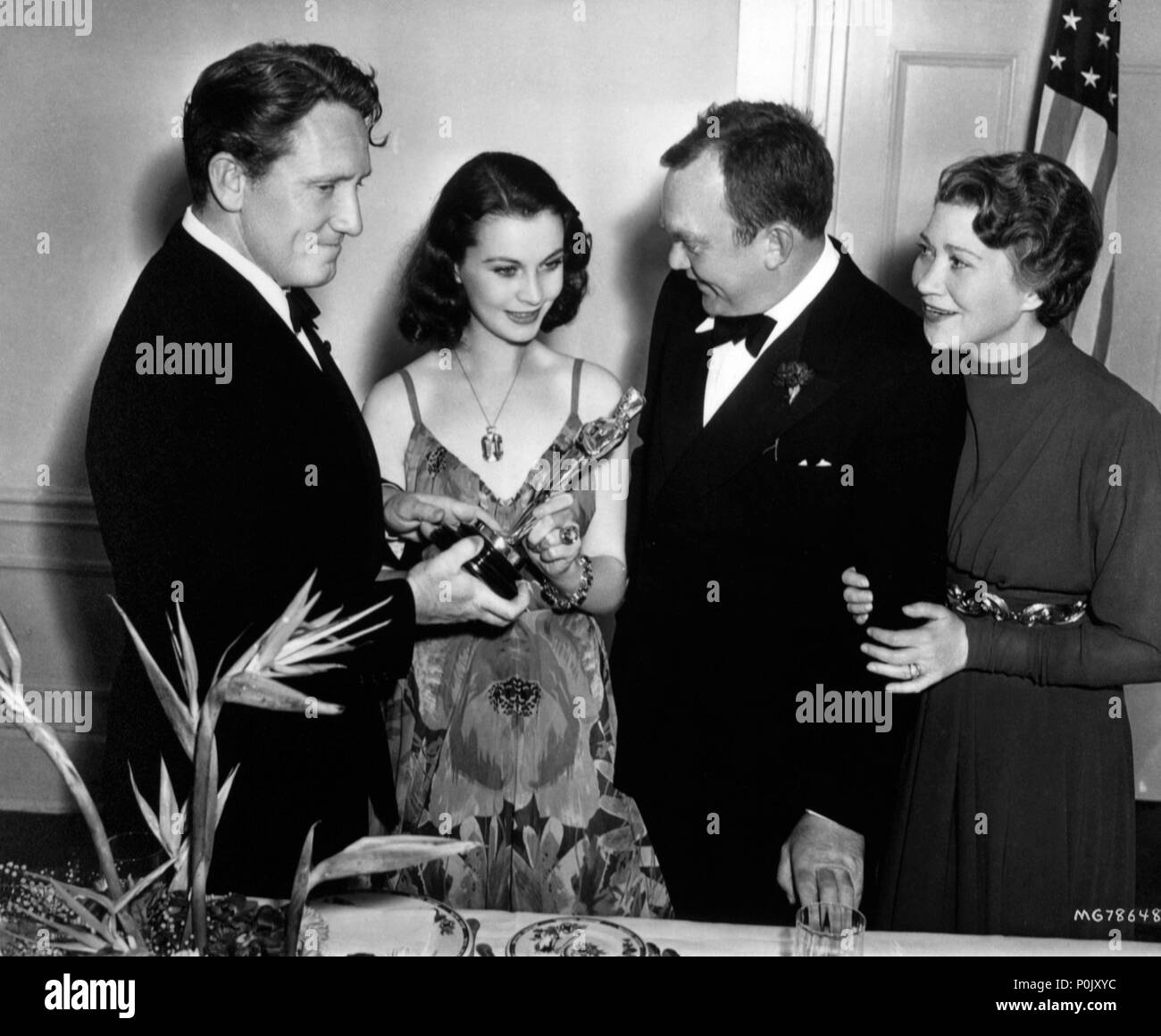 Description: 12th Academy Awards (1940). Vivien Leigh, best actress for 'Gone With the Wind'. Spencer Tracy, Thomas Mitchell and Fay Bainter accompany her..  Year: 1940.  Stars: FAY BAINTER; VIVIEN LEIGH; THOMAS MITCHELL; SPENCER TRACY. Stock Photo