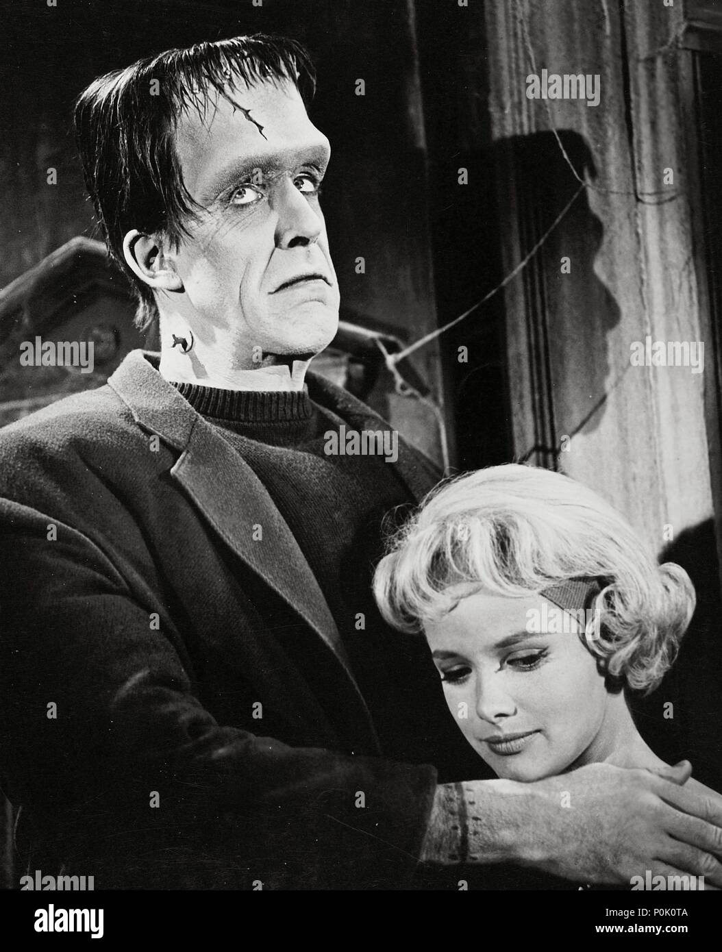 Original Film Title: THE MUNSTERS.  English Title: THE MUNSTERS.  Year: 1964.  Stars: FRED GWYNNE; BEVERLEY OWEN. Credit: CBS/MCA/UNIVERSAL / Album Stock Photo