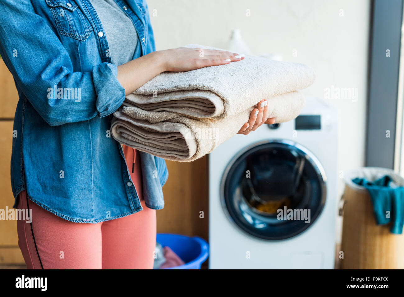 Ящик с женским бельем. Много вещей. Женские трусы в стирке. Грязное нижнее белье женское. Чистый дом полотенце.