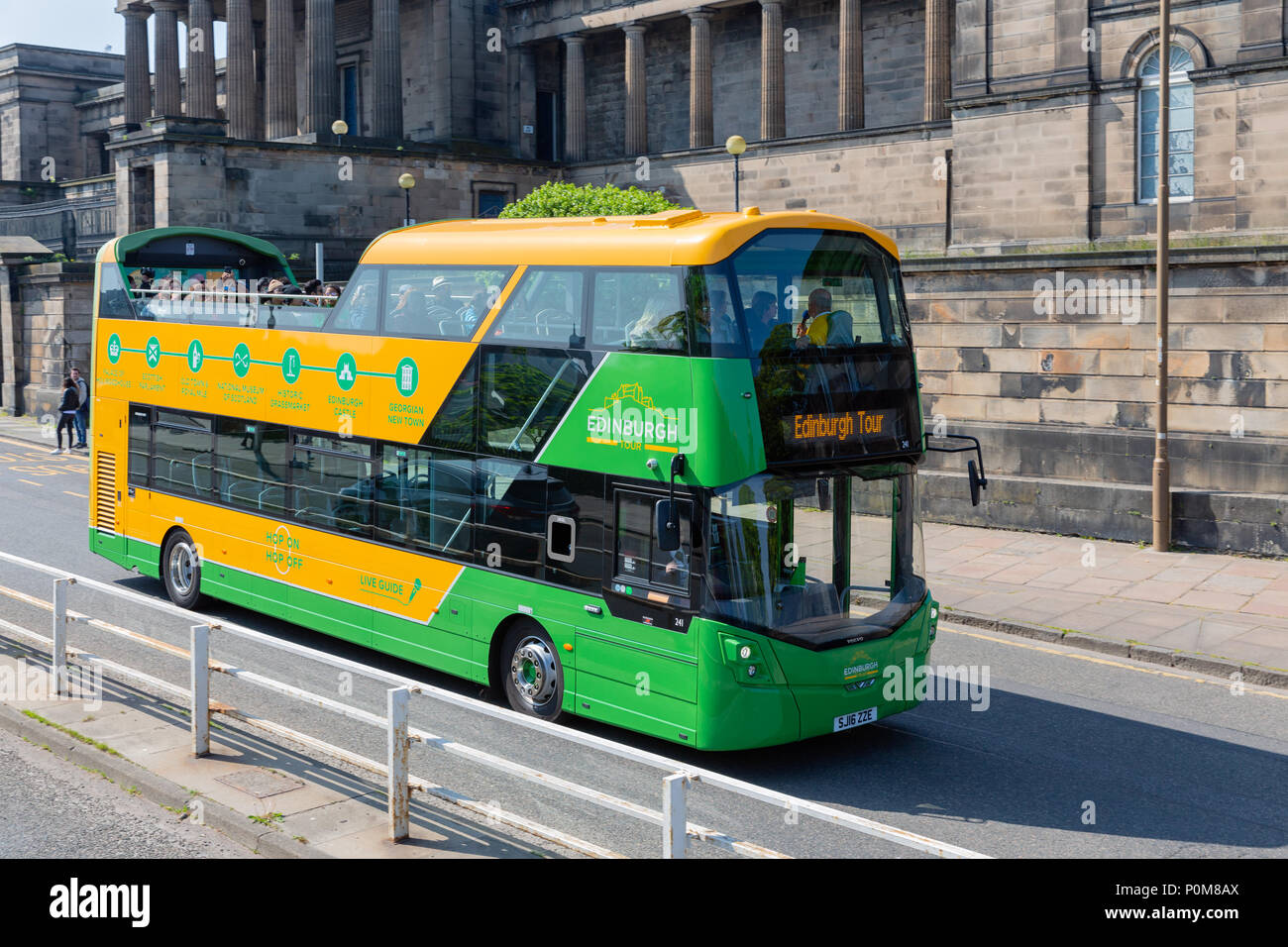 Sightseeing bus near Royal Mile with historic buildings in Edinburgh Stock Photo