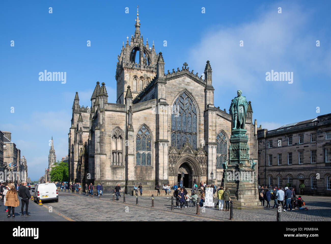 St Giles Cathedral In Scottish Edinburgh With Buccleuch Statue Stock 