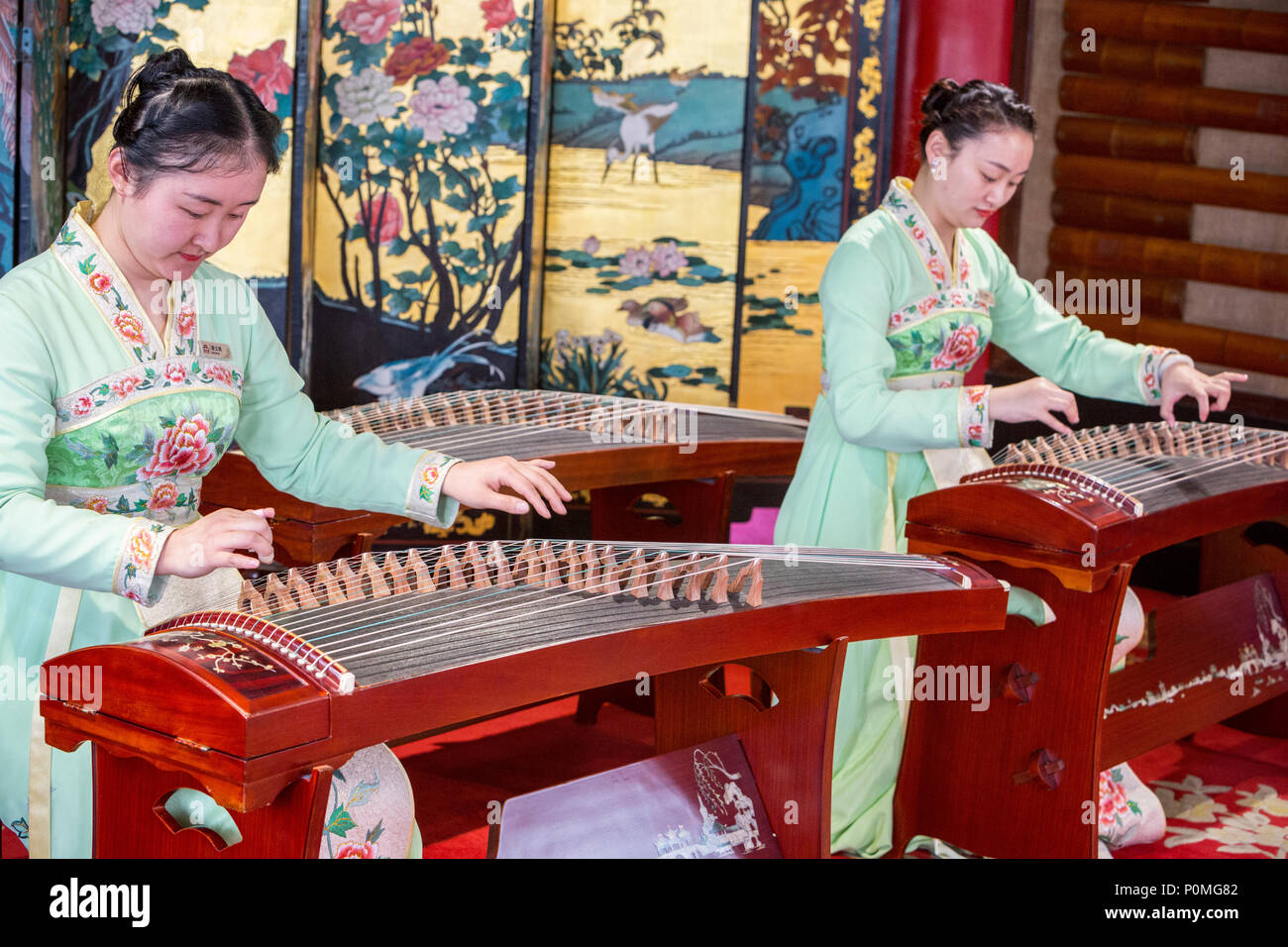 Guzheng hires stock photography and images Alamy