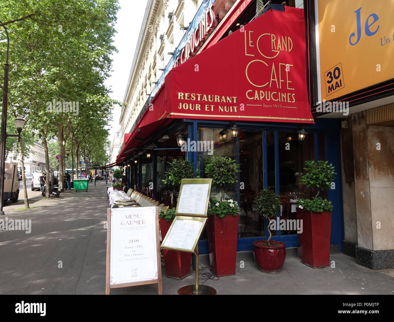 Le grand cafe capucines hi-res stock photography and images - Alamy