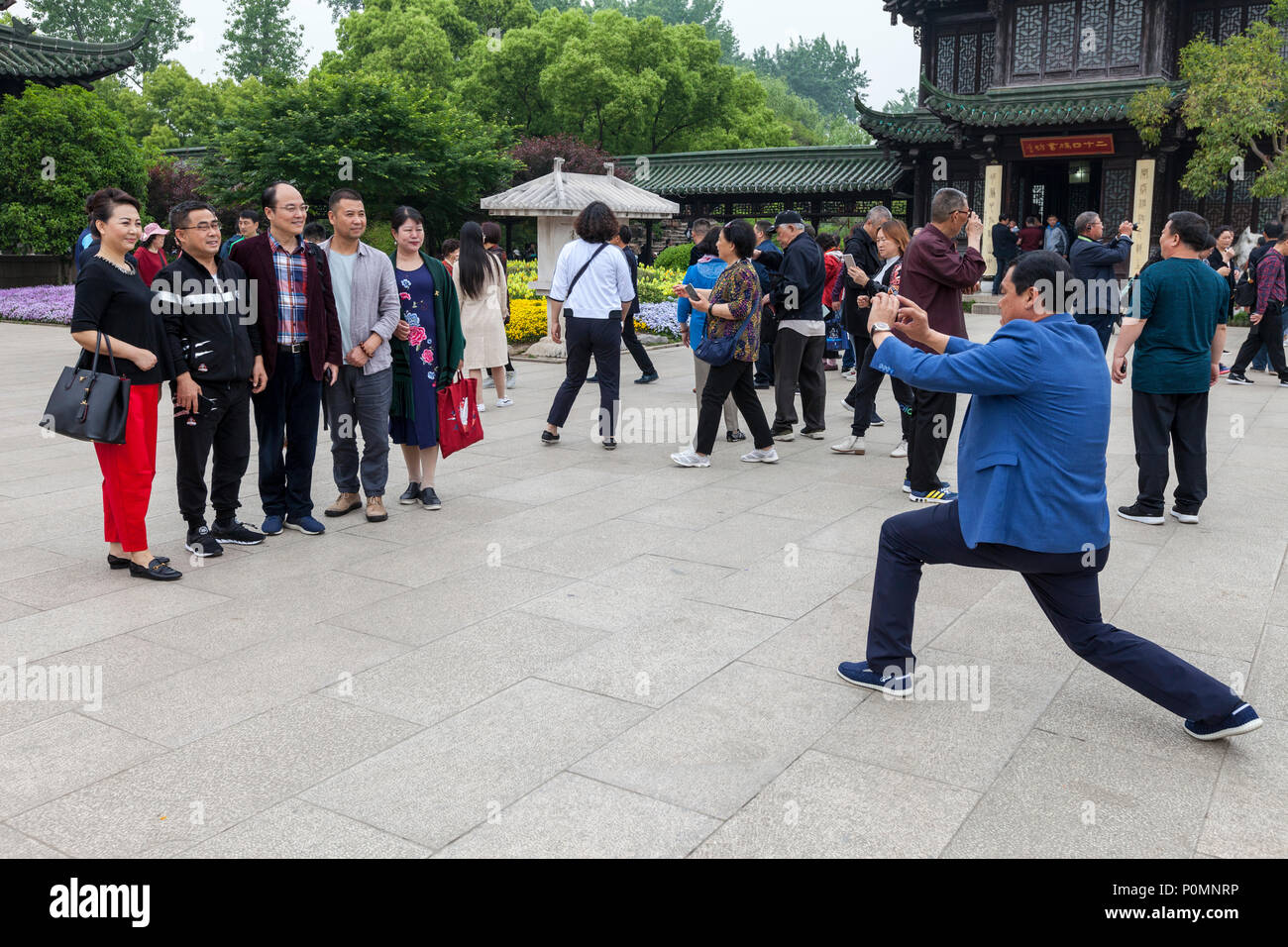 Yangzhou, Jiangsu, China.  Slender West Lake Park.  Man Taking a Photo of Friends. Stock Photo