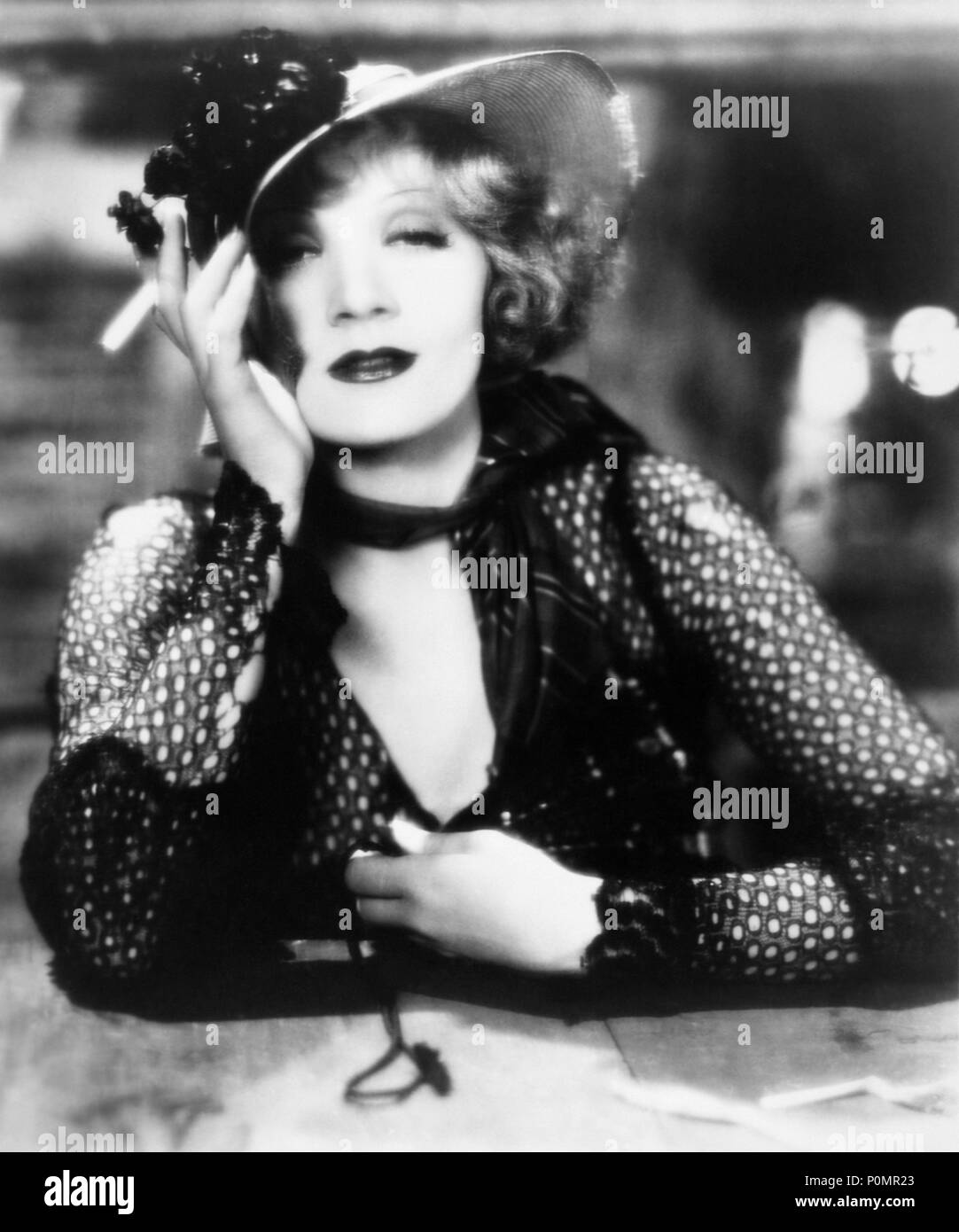 Marlene dietrich cigarette Black and White Stock Photos & Images