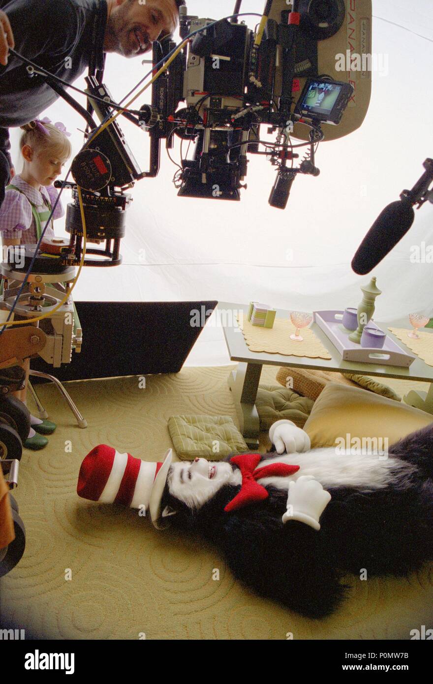 Original Film Title: DR. SEUSS' THE CAT IN THE HAT.  English Title: DR. SEUSS' THE CAT IN THE HAT.  Film Director: BO WELCH.  Year: 2003.  Stars: MIKE MYERS; DAKOTA FANNING. Credit: UNIVERSAL STUDIOS/DREAMWORKS / GORDON, MELINDA SUE / Album Stock Photo
