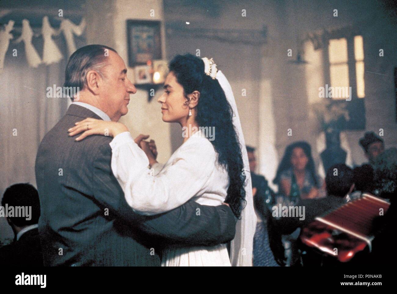Original Film Title: IL POSTINO.  English Title: POSTMAN, THE.  Film Director: MICHAEL RADFORD.  Year: 1994.  Stars: PHILIPPE NOIRET; MARIA GRAZIA CUCINOTTA. Copyright: Editorial inside use only. This is a publicly distributed handout. Access rights only, no license of copyright provided. Mandatory authorization to Visual Icon (www.visual-icon.com) is required for the reproduction of this image. Credit: BUENA VISTA / Album Stock Photo