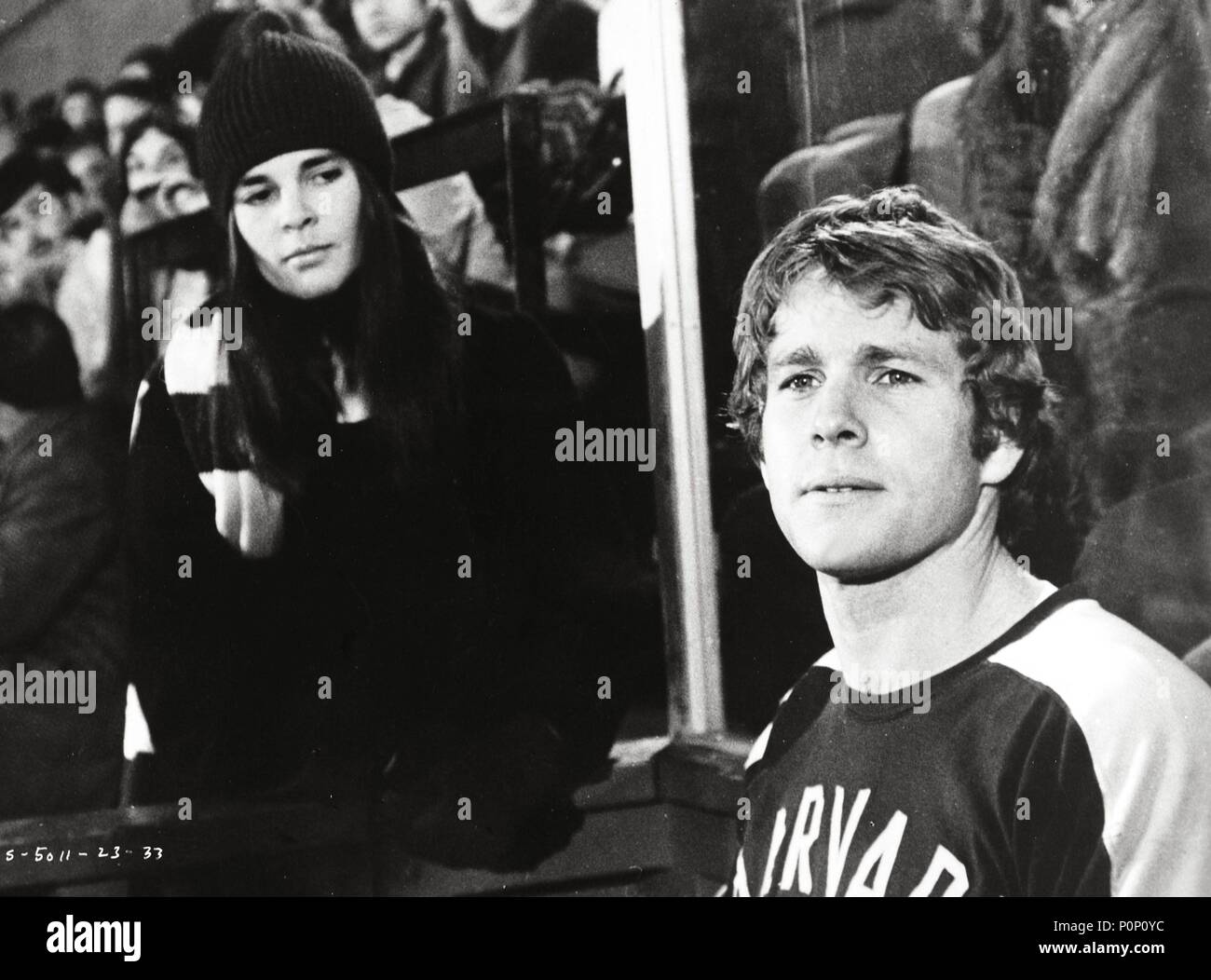 Original Film Title: LOVE STORY.  English Title: LOVE STORY.  Film Director: ARTHUR HILLER.  Year: 1970.  Stars: ALI MACGRAW; RYAN O'NEAL. Credit: PARAMOUNT PICTURES / Album Stock Photo