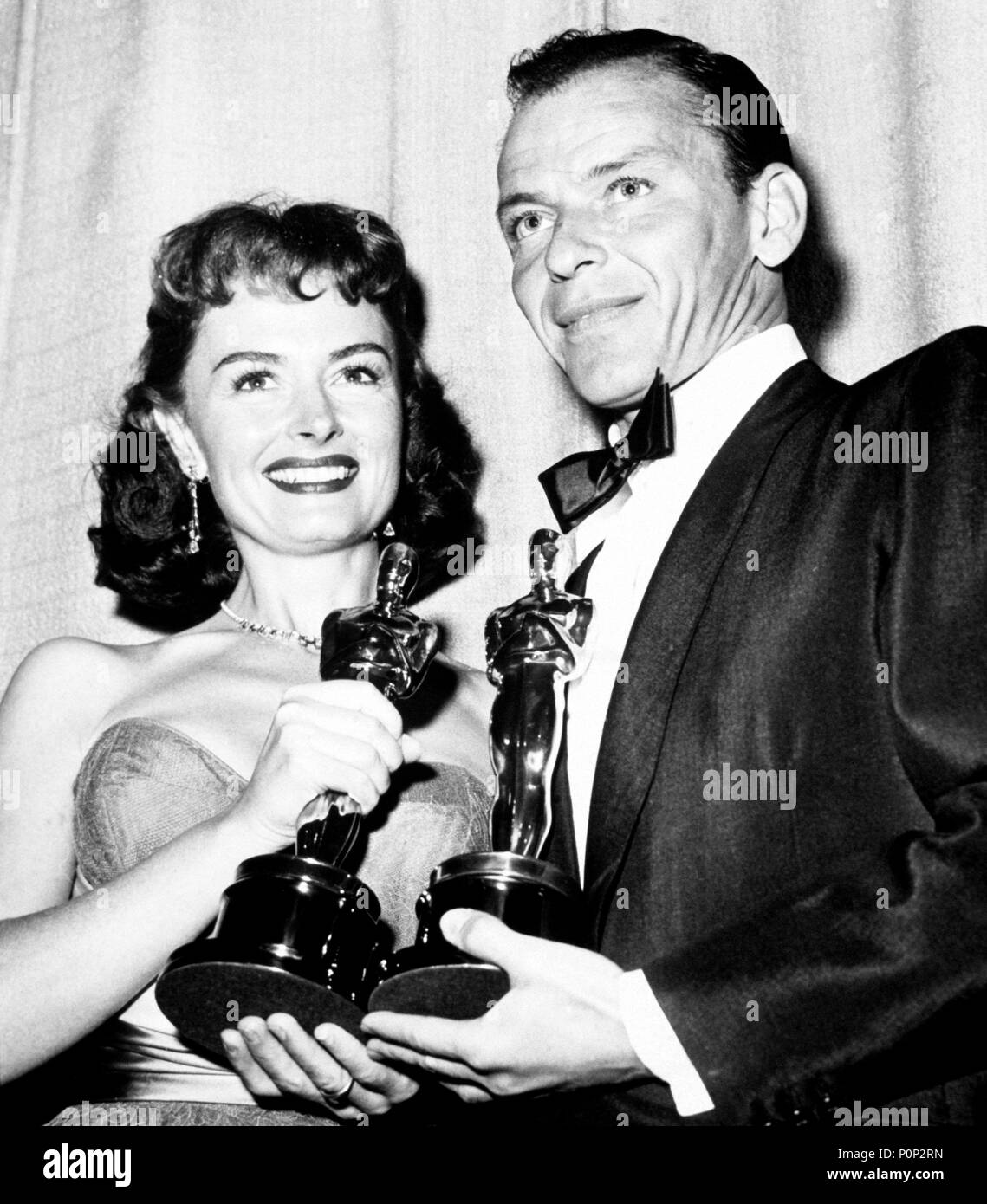 Description: 26th Academy Awards (1954). Fran Sinatra, best actor in a supporting role for 'From Here to Eternety'. donna Reed, best actress in a supporting role for 'From Here to Eternety'..  Year: 1954.  Stars: DONNA REED; FRANK SINATRA. Stock Photo