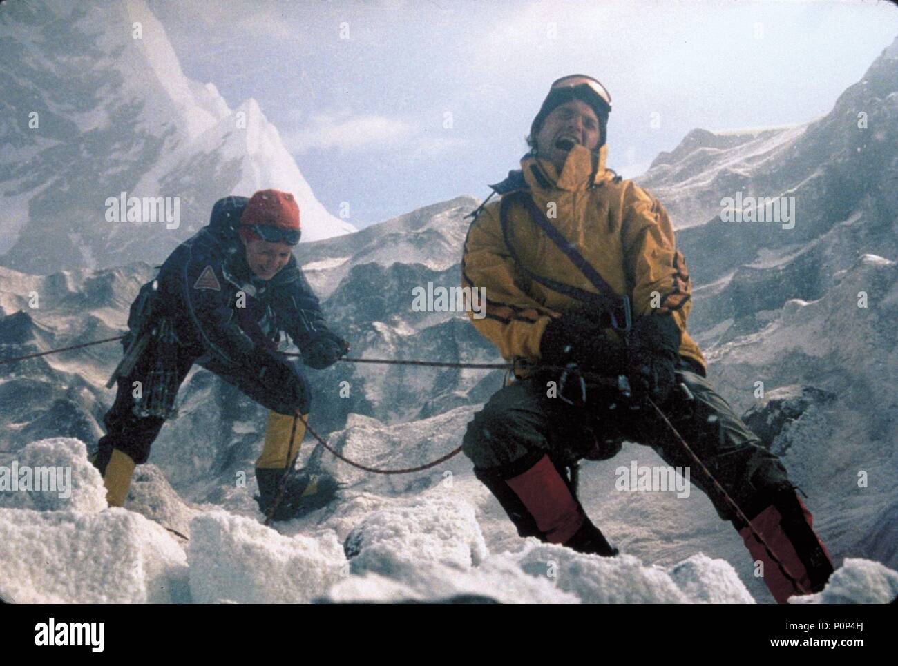 Original Film Title: VERTICAL LIMITS.  English Title: VERTICAL LIMITS.  Film Director: MARTIN CAMPBELL.  Year: 2000.  Stars: IZABELLA SCORUPCO; CHRIS O'DONNELL. Credit: COLUMBIA PICTURES / GEORGE, KEN / Album Stock Photo