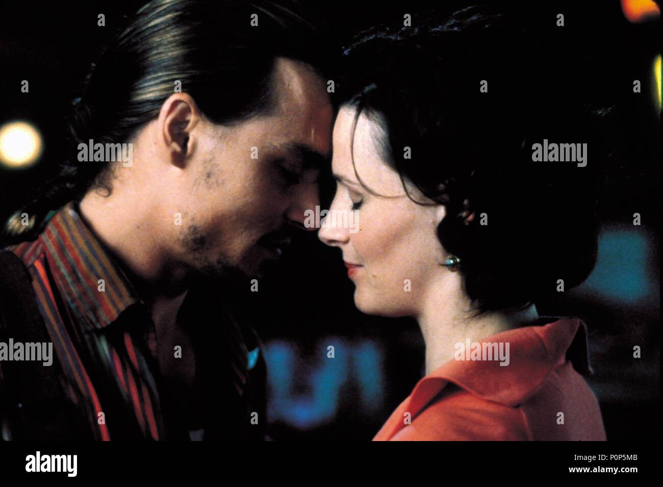 Original Film Title: CHOCOLAT.  English Title: CHOCOLAT.  Film Director: LASSE HALLSTROM.  Year: 2000.  Stars: JOHNNY DEPP; JULIETTE BINOCHE. Copyright: Editorial inside use only. This is a publicly distributed handout. Access rights only, no license of copyright provided. Mandatory authorization to Visual Icon (www.visual-icon.com) is required for the reproduction of this image. Credit: MIRAMAX FILMS / APPLEBY, DAVID / Album Stock Photo