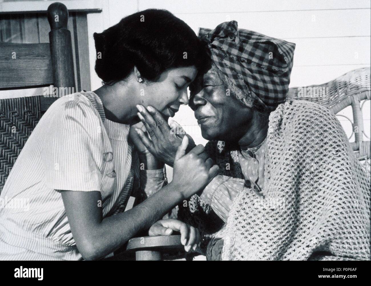 Original Film Title: ROOTS-TV.  English Title: R0OTS-TV.  Year: 1977.  Stars: IRENE CARA; BEAH RICHARDS. Credit: WARNER BROS TV / Album Stock Photo