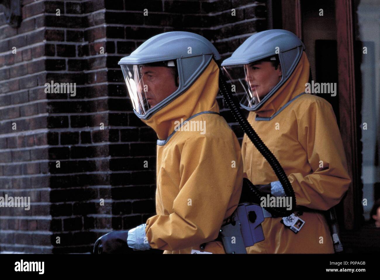 Original Film Title: OUTBREAK.  English Title: OUTBREAK.  Film Director: WOLFGANG PETERSEN.  Year: 1995.  Stars: DUSTIN HOFFMAN; RENE RUSSO. Credit: WARNER BROTHERS / SOREL, PETER / Album Stock Photo