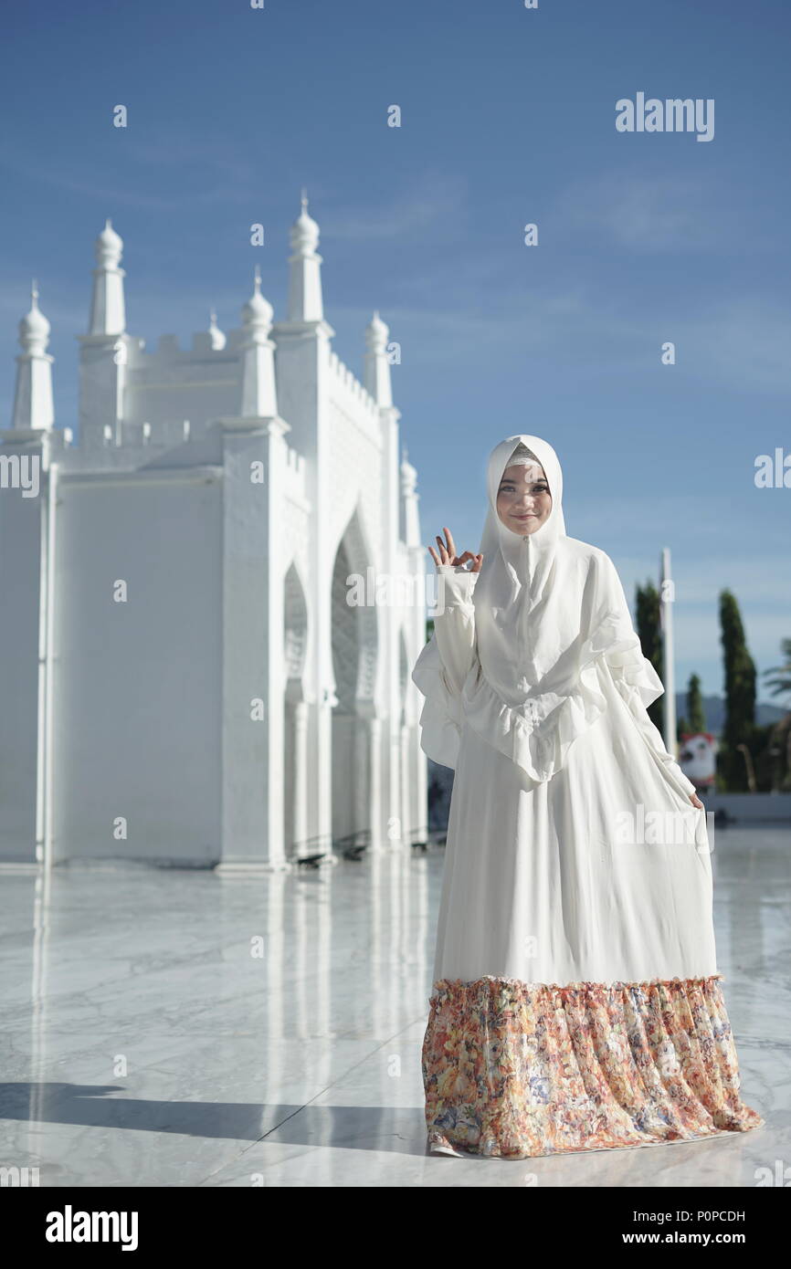 Woman wearing hijab white hi-res stock photography and images - Alamy