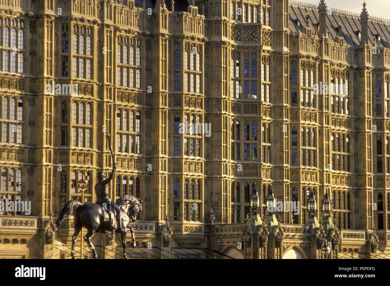 1988 HISTORICAL KING RICHARD I LIONHEART STATUE (©CARLO MAROCHETTI 1856) OLD PALACE YARD HOUSES OF PARLIAMENT (©CHARLES BARRY 1860) LONDON ENGLAND UK Stock Photo