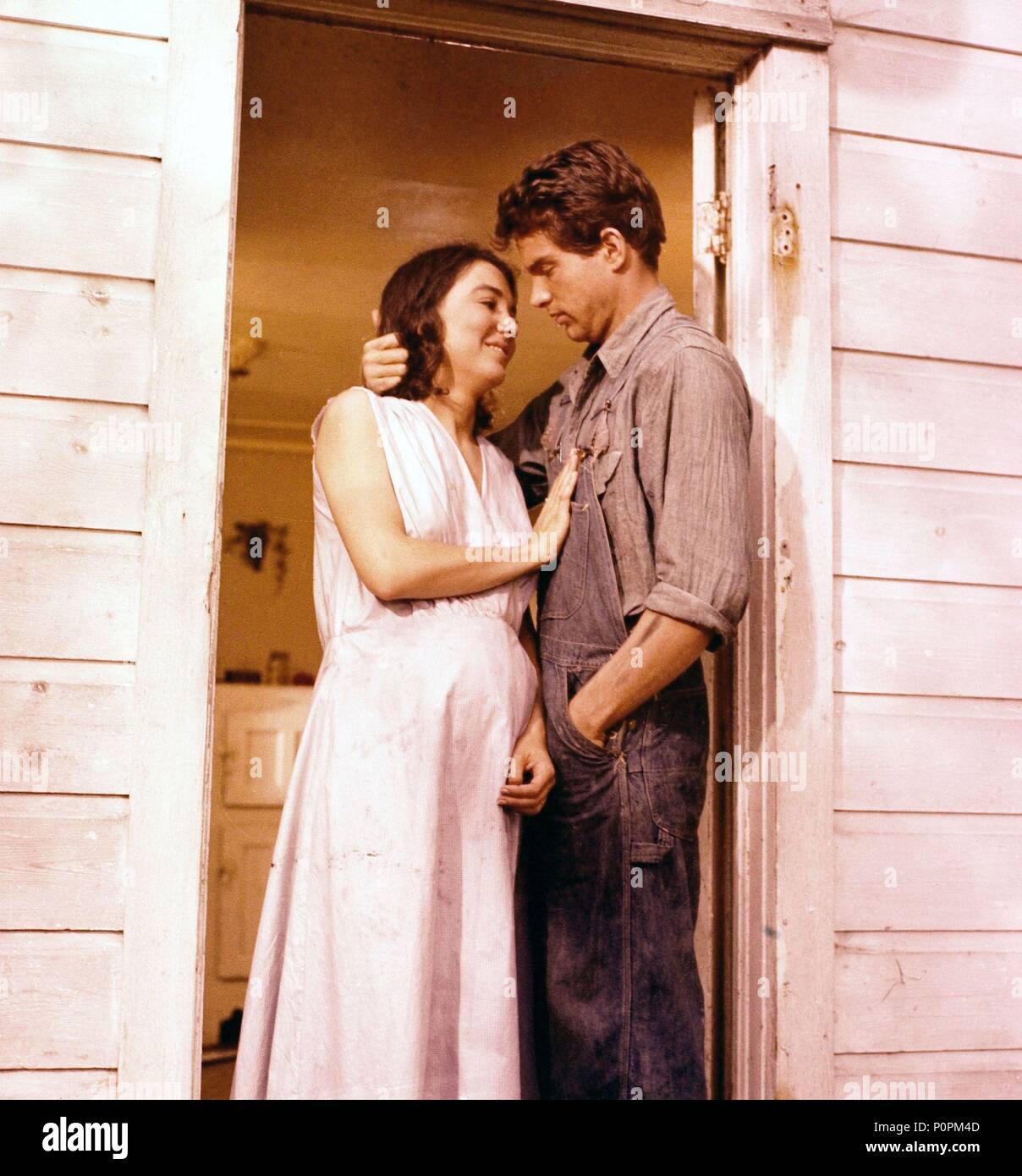 Original Film Title: SPLENDOR IN THE GRASS.  English Title: SPLENDOR IN THE GRASS.  Film Director: ELIA KAZAN.  Year: 1961.  Stars: WARREN BEATTY; ZOHRA LAMPERT. Credit: WARNER BROTHERS / Album Stock Photo