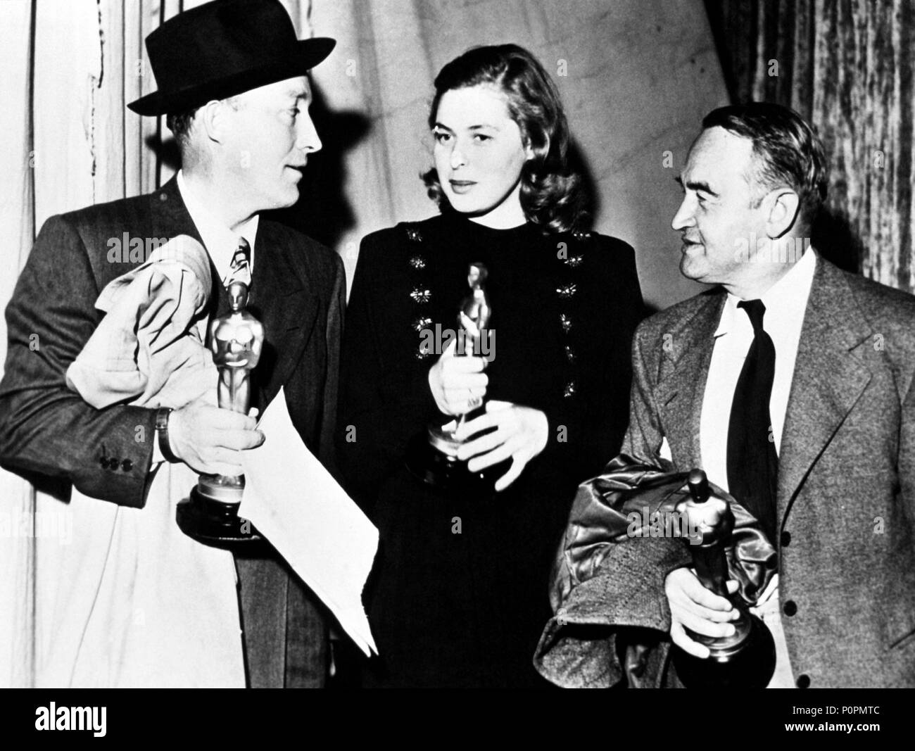 Description: The 17th Academy Awards / 1945.   Barry Fitzgerald, best actor in a supporting role for 'Going my way'. Ingrid Bergman, best actress for 'Gaslight'. Bing Crosby, best actor for 'The Bells of St. Mary´s'..  Year: 1945.  Stars: INGRID BERGMAN; BARRY FITZGERALD; BING CROSBY. Stock Photo