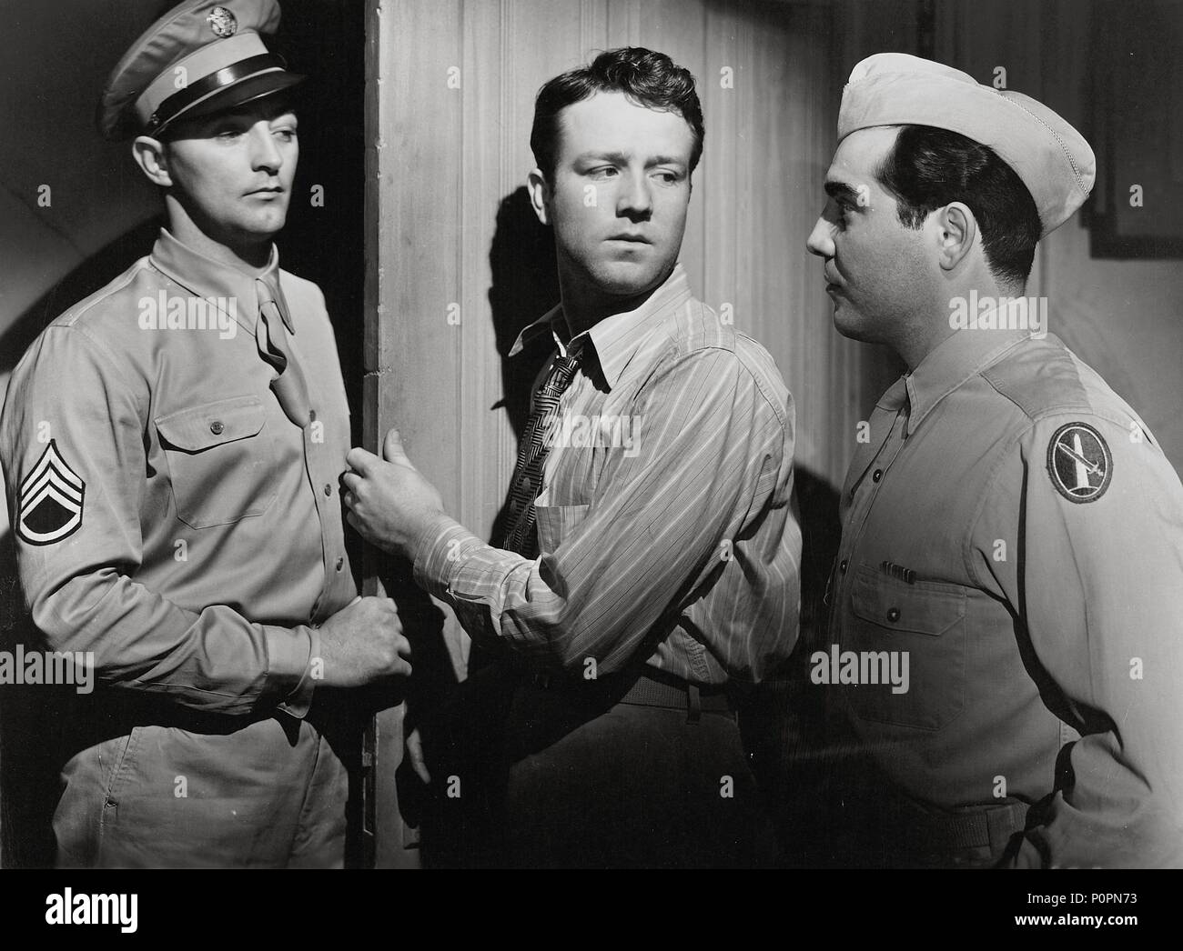 Original Film Title: CROSSFIRE. English Title: CROSSFIRE. Film Director:  EDWARD DMYTRYK. Year: 1947. Stars: ROBERT MITCHUM. Credit: RKO / Album  Stock Photo - Alamy