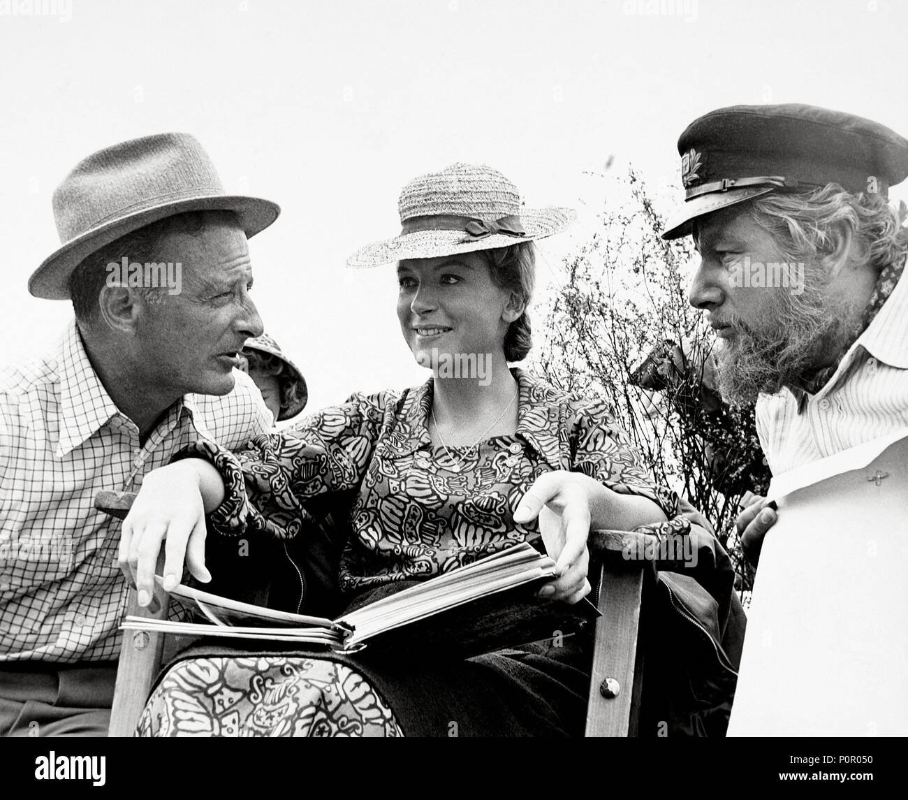 Original Film Title: THE SUNDOWNERS.  English Title: THE SUNDOWNERS.  Film Director: FRED ZINNEMANN.  Year: 1960.  Stars: PETER USTINOV; FRED ZINNEMANN; DEBORAH KERR. Credit: WARNER BROTHERS / Album Stock Photo