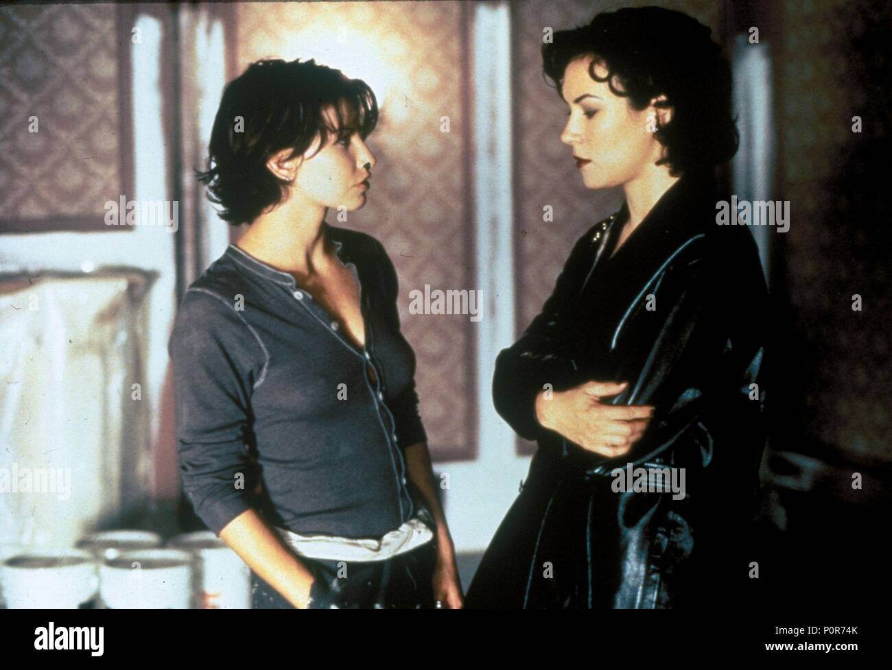 Gina gershon bound 1996 hi-res stock photography and images - Alamy