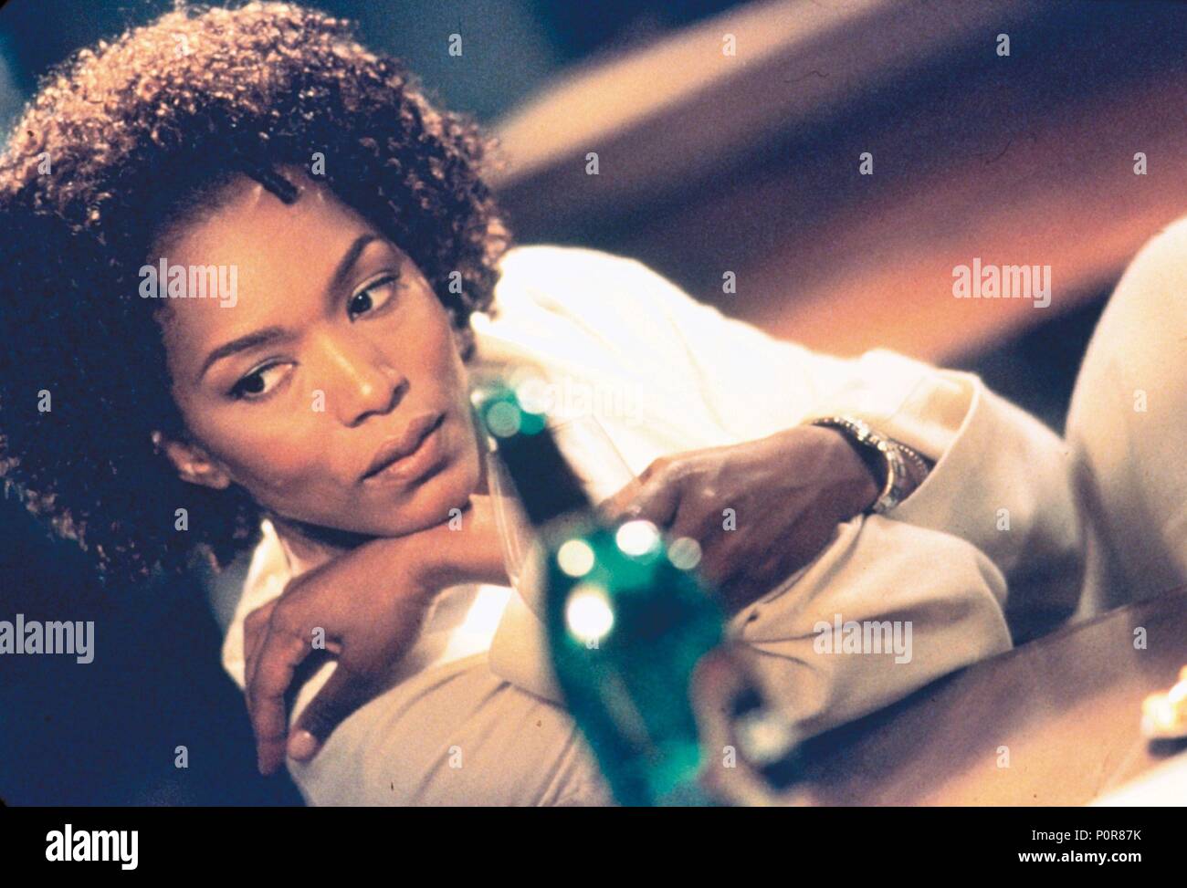 angela bassett flick of the cigarette Original Film Title: THE SCORE. English Title: THE SCORE. Film Director:  FRANK OZ. Year: 2001. Stars: ANGELA BASSETT. Credit: MANDALAY PICTURES /  CARUSO, PHILLIP / Album Stock Photo