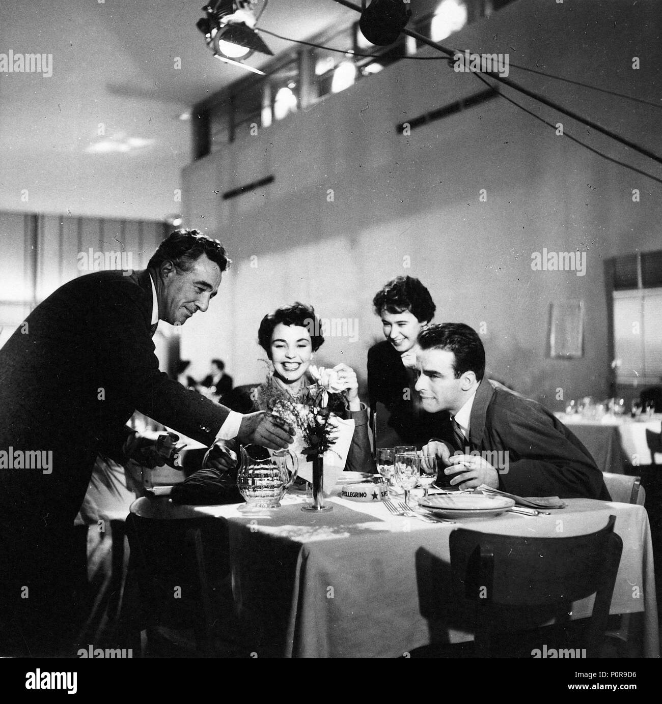 Original Film Title: STAZIONE TERMINI.  English Title: TERMINAL STATION.  Film Director: VITTORIO DE SICA.  Year: 1953.  Stars: JENNIFER JONES; VITTORIO DE SICA; MONTGOMERY CLIFT. Credit: COLUMBIA PICTURES / Album Stock Photo