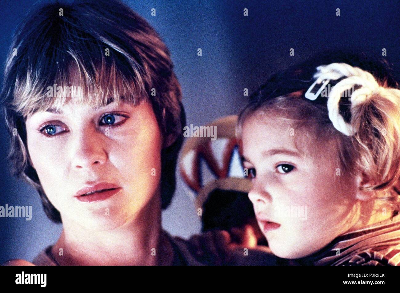 Original Film Title: E. T. THE EXTRA-TERRESTRIAL.  English Title: E. T. THE EXTRA-TERRESTRIAL.  Film Director: STEVEN SPIELBERG.  Year: 1982.  Stars: DREW BARRYMORE; DEE WALLACE-STONE. Credit: UNIVERSAL PICTURES / Album Stock Photo