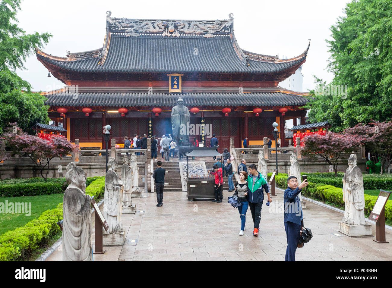 Nanjing, Jiangsu, China.  Statue of Confucius in front of Dacheng Hall.  Disciples of Confucius line the walkway on either side. Stock Photo