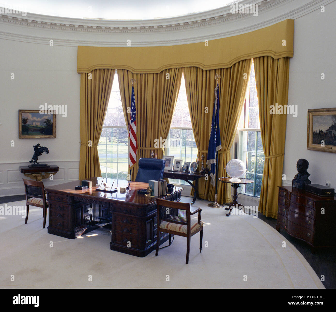 1975, January 2 – Oval Office – The White House – Washington, DC – view of room, furniture, objects – Redecorating While GRF is in Vail, Colorado (CO) Stock Photo