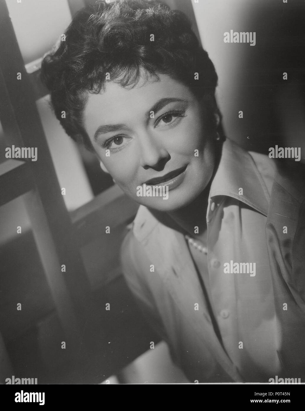 Original Film Title: THE BOTTON OF THE BOTTLE.  English Title: THE BOTTON OF THE BOTTLE.  Film Director: HENRY HATHAWAY.  Year: 1956.  Stars: RUTH ROMAN. Credit: 20TH CENTURY FOX / Album Stock Photo