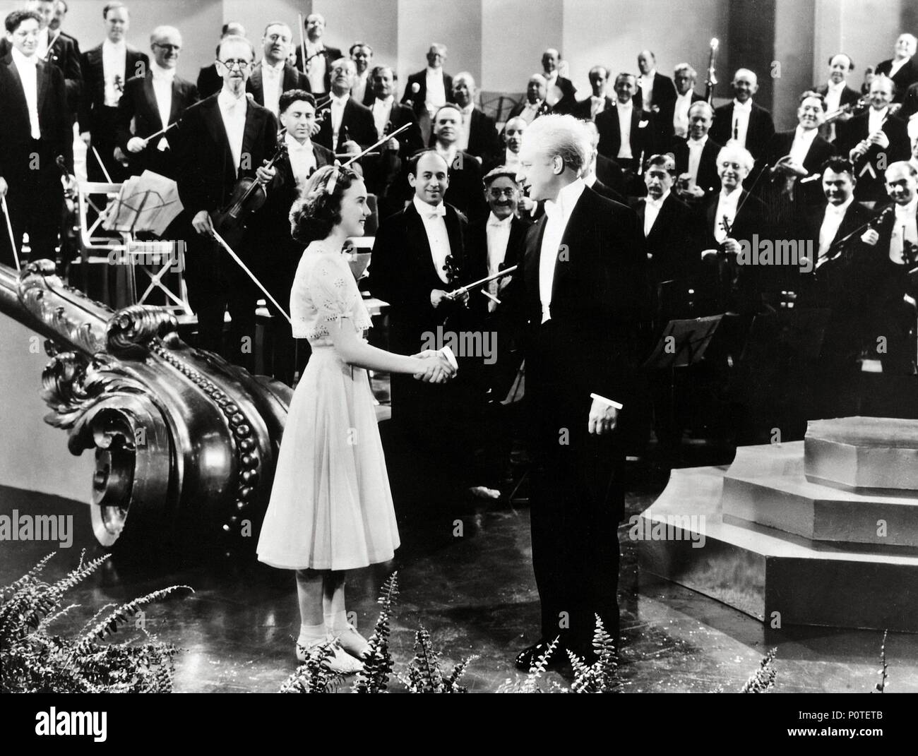 Original Film Title: ONE HUNDRED MEN AND A GIRL.  English Title: ONE HUNDRED MEN AND A GIRL.  Film Director: HENRY KOSTER.  Year: 1937.  Stars: LEOPOLD STOKOWSKI; DEANNA DURBIN. Credit: UNIVERSAL PICTURES / Album Stock Photo