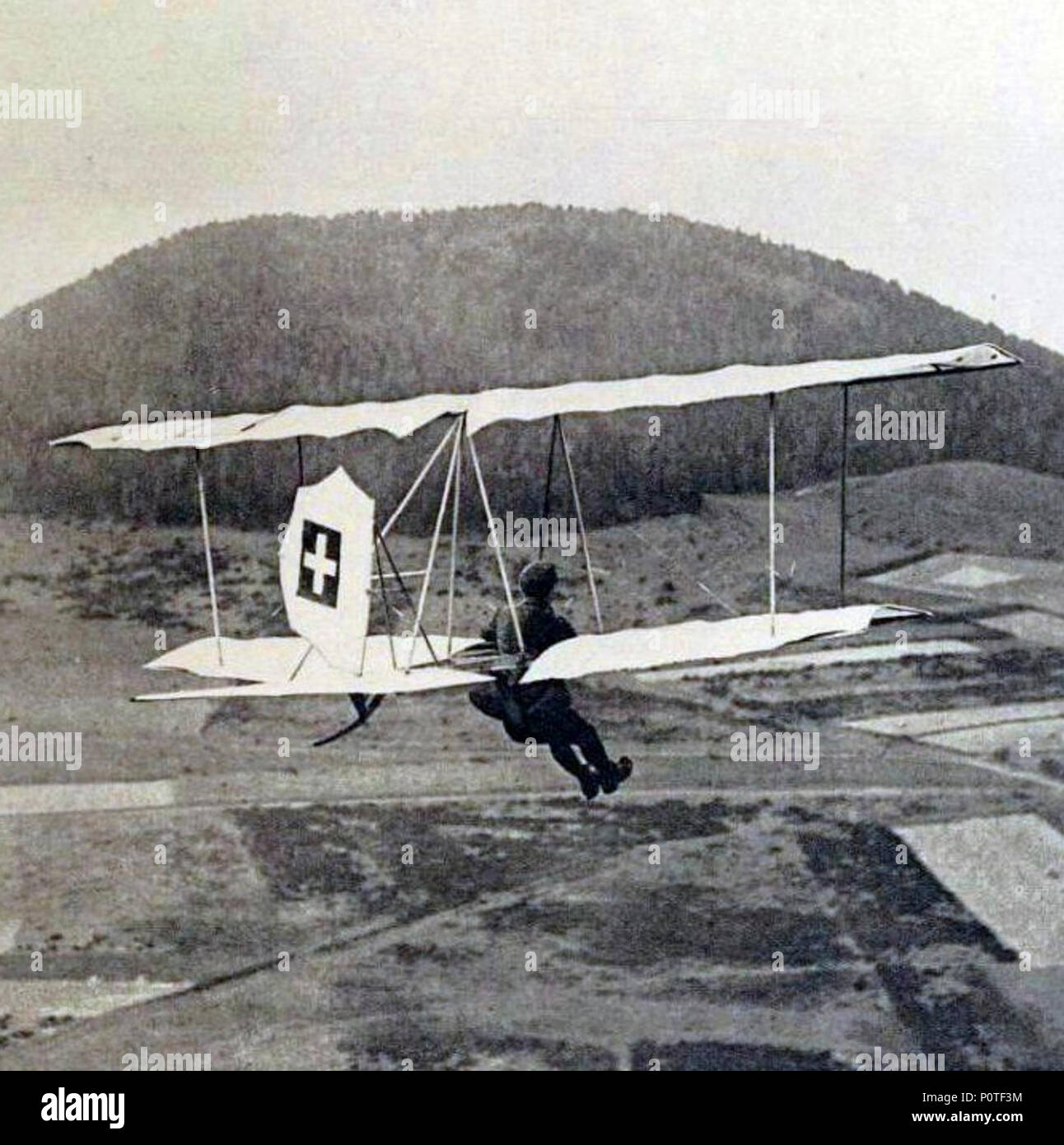 'L'ancC3AAtre' du deltaplane (le suisse Chardon en aoC3BBt 1922 Stock ...