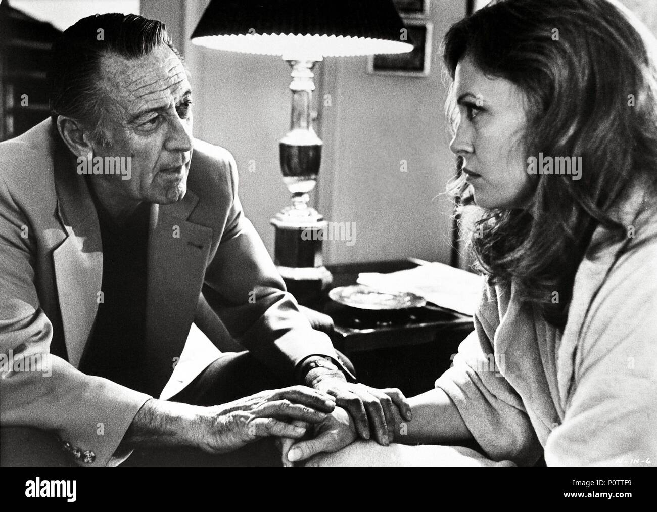 Original Film Title: NETWORK.  English Title: NETWORK.  Film Director: SIDNEY LUMET.  Year: 1976.  Stars: FAYE DUNAWAY; WILLIAM HOLDEN. Credit: UNITED ARTISTS / Album Stock Photo