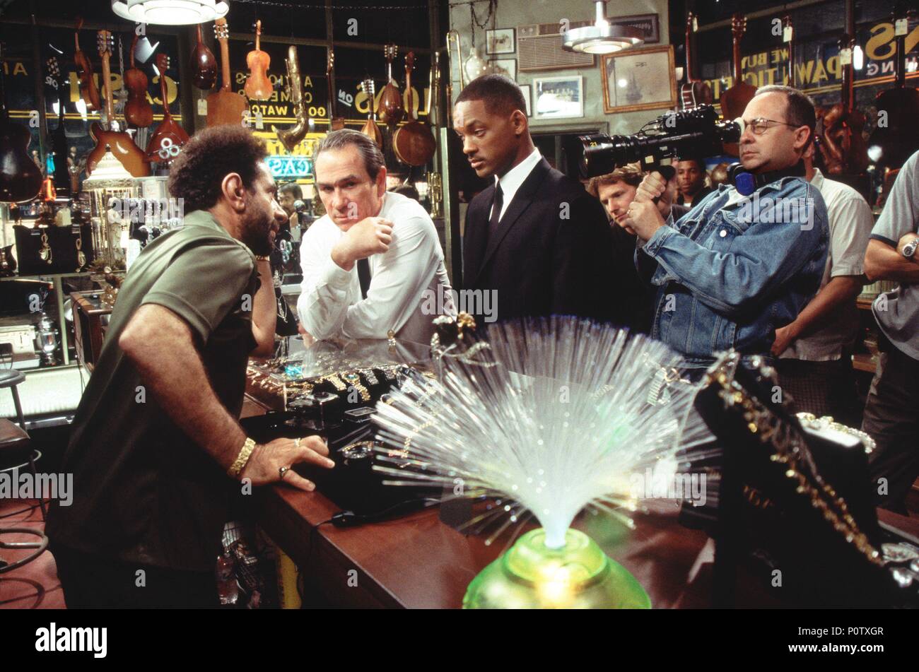 Original Film Title: MEN IN BLACK II.  English Title: MEN IN BLACK II.  Film Director: BARRY SONNENFELD.  Year: 2002.  Stars: BARRY SONNENFELD; TOMMY LEE JONES; TONY SHALOUB; WILL SMITH. Credit: COLUMBIA TRISTAR / GORDON, MELINDA SUE / Album Stock Photo