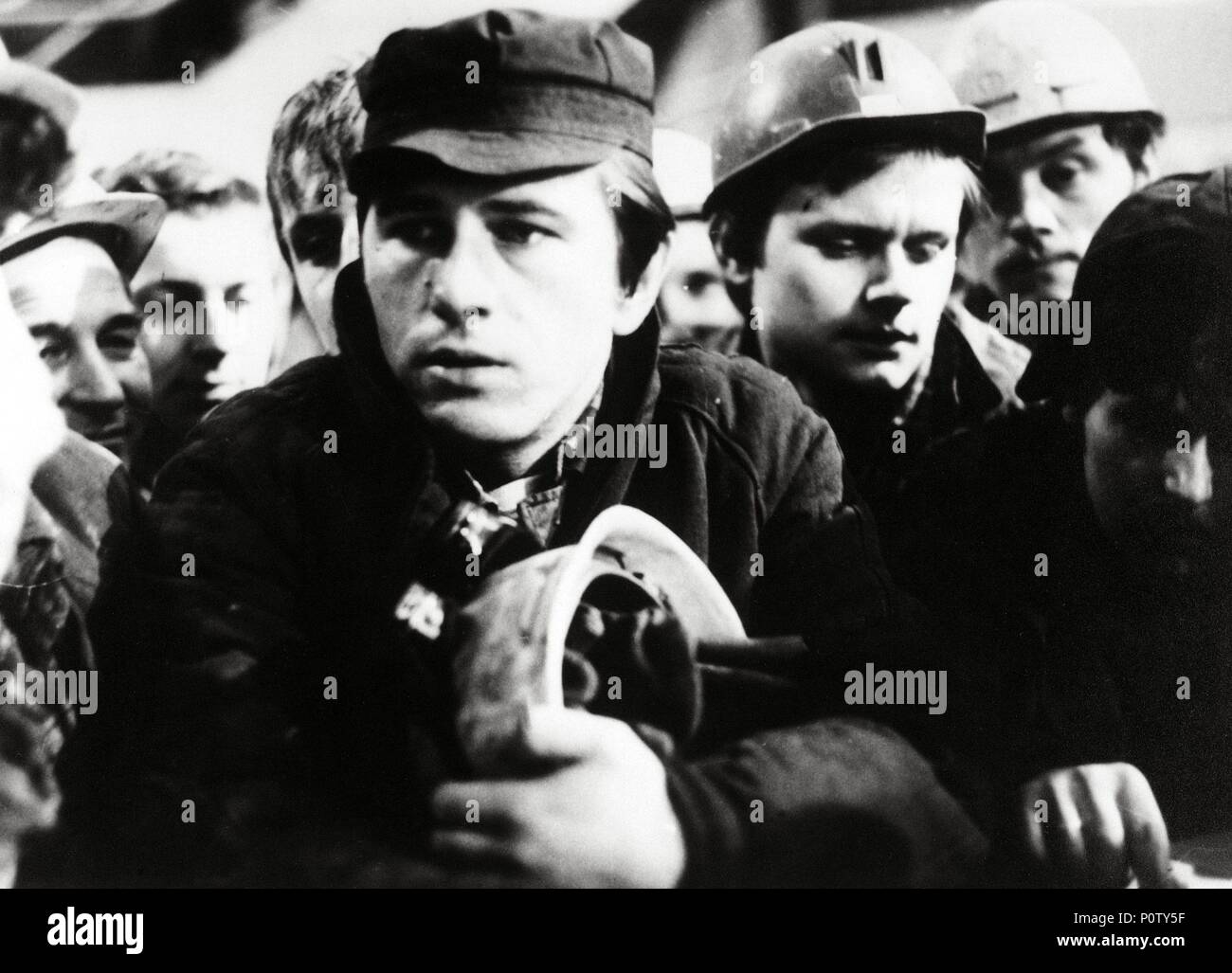 Original Film Title: CZLOWIEK Z ZELAZA.  English Title: MAN OF IRON.  Film Director: ANDRZEJ WAJDA.  Year: 1981.  Stars: JERZY RADZIWLOWICZ. Credit: FILM POLSKI / Album Stock Photo