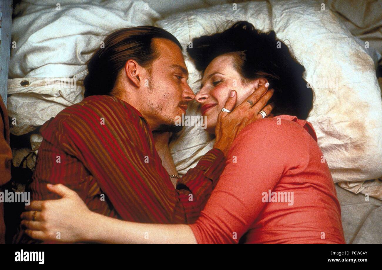 Original Film Title: CHOCOLAT.  English Title: CHOCOLAT.  Film Director: LASSE HALLSTROM.  Year: 2000.  Stars: JOHNNY DEPP; JULIETTE BINOCHE. Copyright: Editorial inside use only. This is a publicly distributed handout. Access rights only, no license of copyright provided. Mandatory authorization to Visual Icon (www.visual-icon.com) is required for the reproduction of this image. Credit: MIRAMAX FILMS / Album Stock Photo
