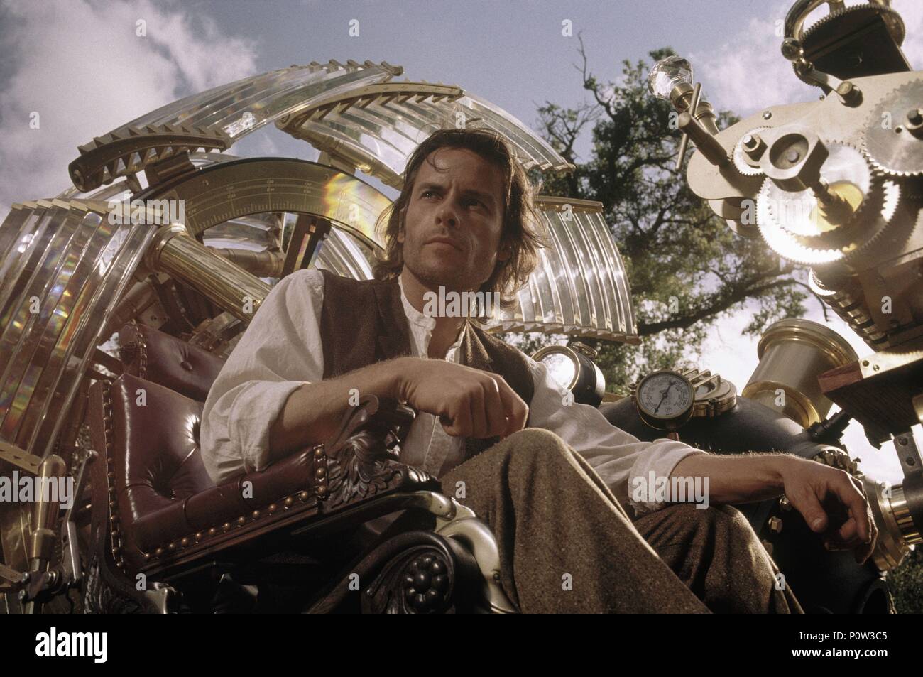 Original Film Title: THE TIME MACHINE.  English Title: THE TIME MACHINE.  Film Director: SIMON WELLS.  Year: 2002.  Stars: GUY PEARCE. Credit: DREAMWORKS SKG/WARNER BROS / Album Stock Photo