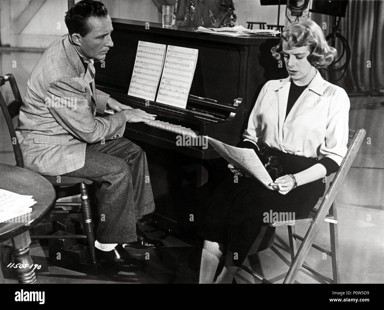 Original Film Title: WHITE CHRISTMAS.  English Title: WHITE CHRISTMAS.  Film Director: MICHAEL CURTIZ.  Year: 1954.  Stars: BING CROSBY; ROSEMARY CLOONEY. Credit: PARAMOUNT PICTURES / Album Stock Photo
