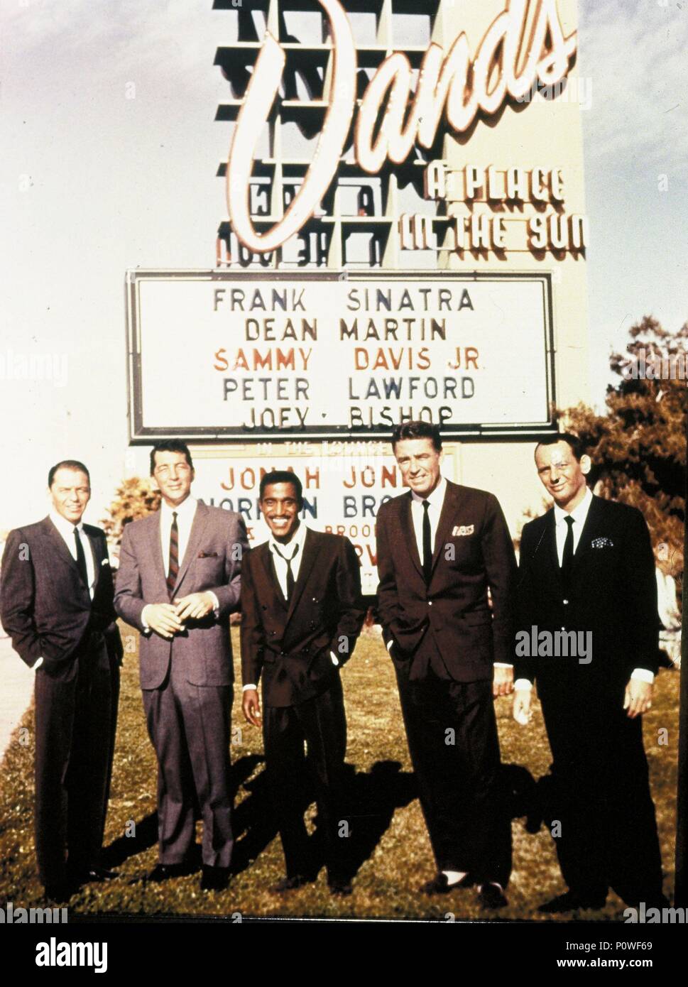 Original Film Title: OCEAN'S ELEVEN.  English Title: OCEAN'S ELEVEN.  Film Director: LEWIS MILESTONE.  Year: 1960.  Stars: PETER LAWFORD; DEAN MARTIN; FRANK SINATRA; JOEY BISHOP; SAMMY DAVIS JR. Credit: WARNER BROTHERS / Album Stock Photo