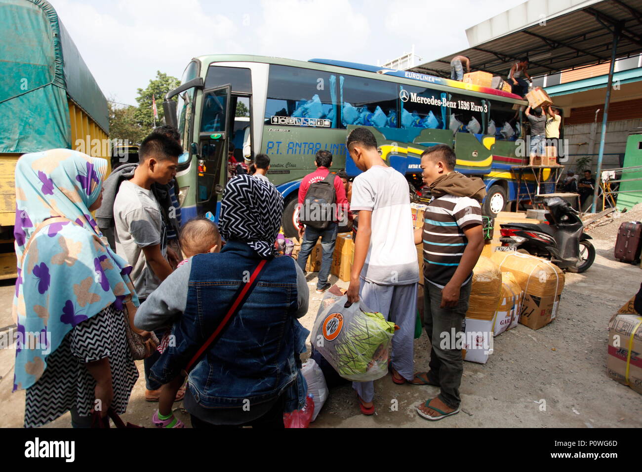 Indonesian bus hi-res stock photography and images - Page 6 - Alamy