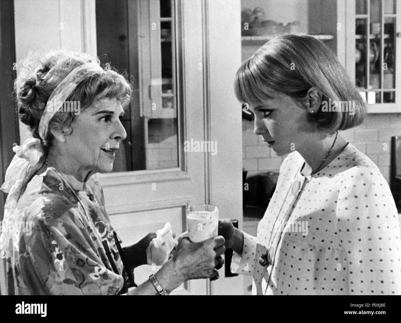 Original Film Title: ROSEMARY'S BABY.  English Title: ROSEMARY'S BABY.  Film Director: ROMAN POLANSKI.  Year: 1968.  Stars: RUTH GORDON; MIA FARROW. Credit: PARAMOUNT PICTURES / Album Stock Photo