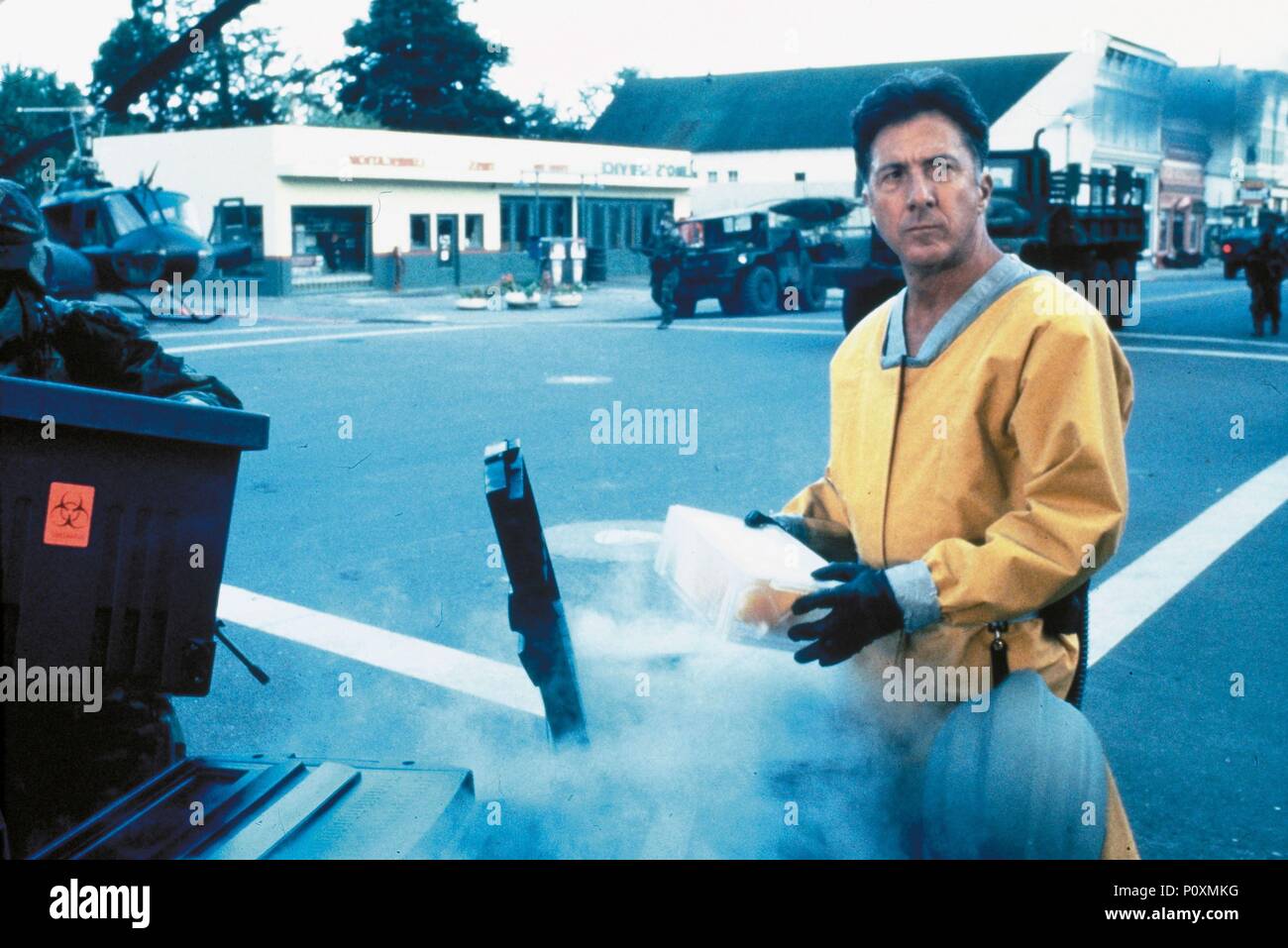 Original Film Title: OUTBREAK.  English Title: OUTBREAK.  Film Director: WOLFGANG PETERSEN.  Year: 1995.  Stars: DUSTIN HOFFMAN. Credit: WARNER BROTHERS / Album Stock Photo