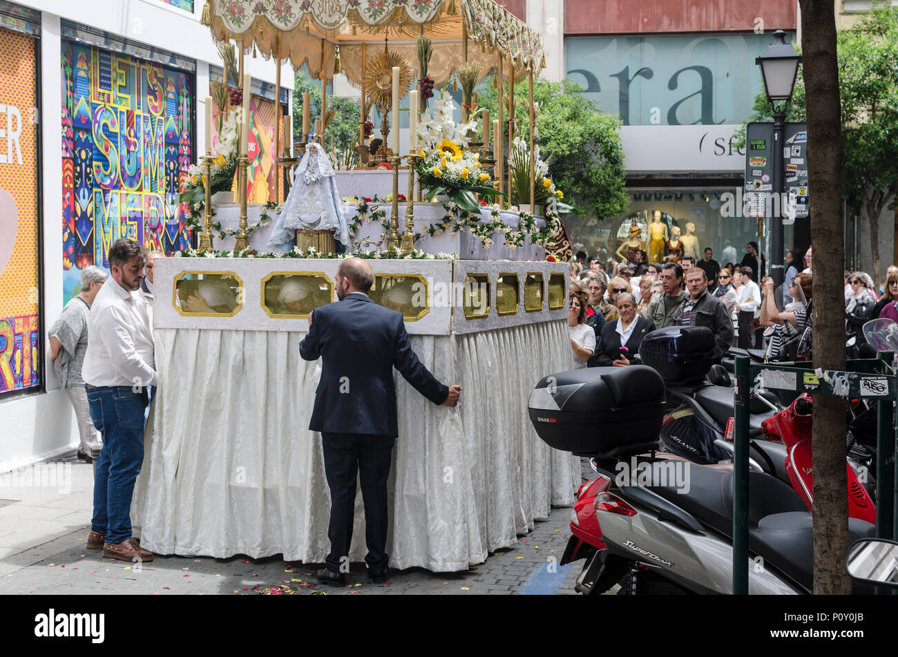 Madrid, Spain, 10 th June, 2018. A view of San Ildefonso procession in Malasaña quarter with public. Madrid, Spain on 10 th June 2018. Credit: Enrique davó/Alamy Live News. Stock Photo