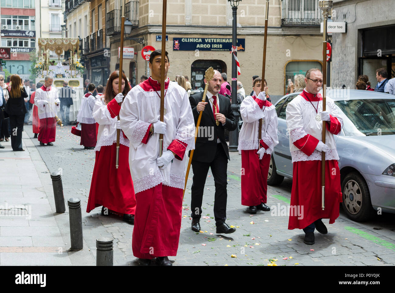 Madrid, Spain, 10 th June, 2018. A view of San Ildefonso procession in Malasaña quarter with priest. Madrid, Spain on 10 th June 2018. Credit: Enrique davó/Alamy Live News. Stock Photo