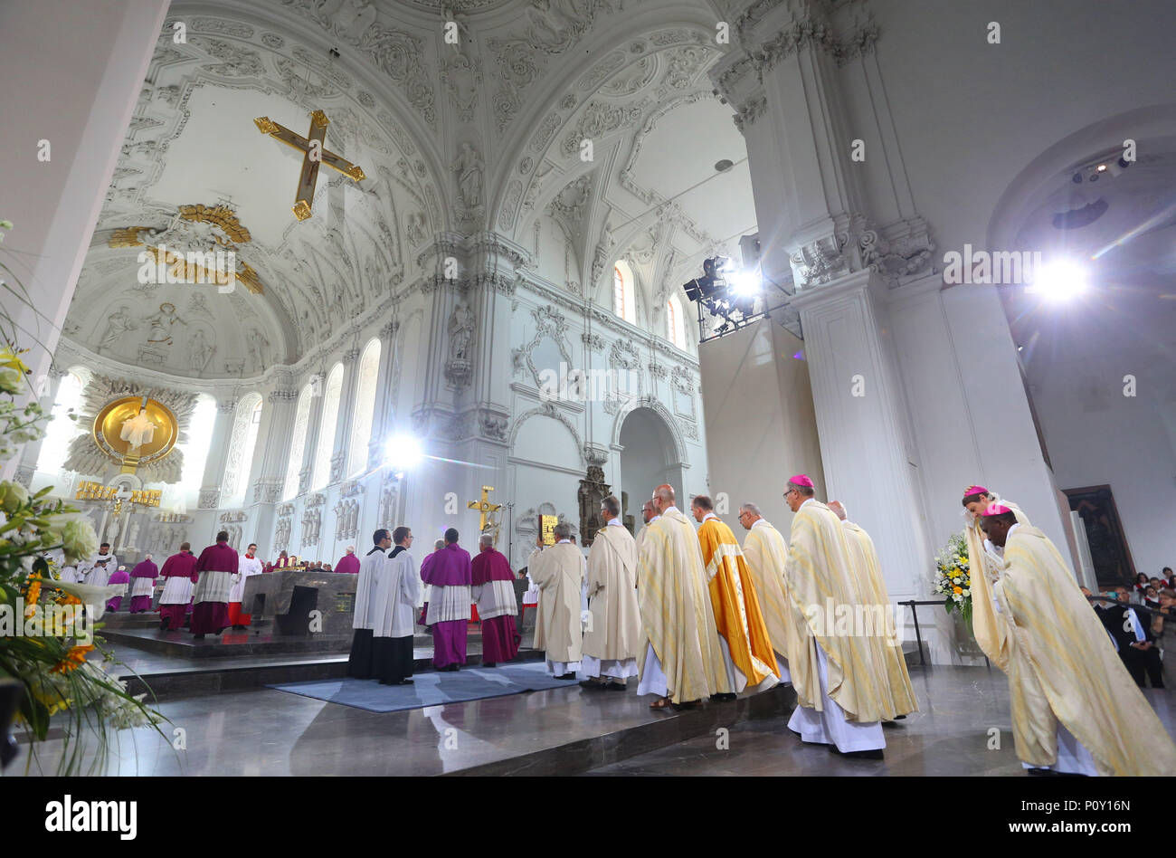10 June 2018 Wuerzburg Germany The New Bishop Of Wuerzburg Franz Jung C Gold Dress Moves Into The Church Photo Karl Josef Hildenbrand Dpa Credit Dpa Picture Alliance Alamy Live News Stock Photo Alamy