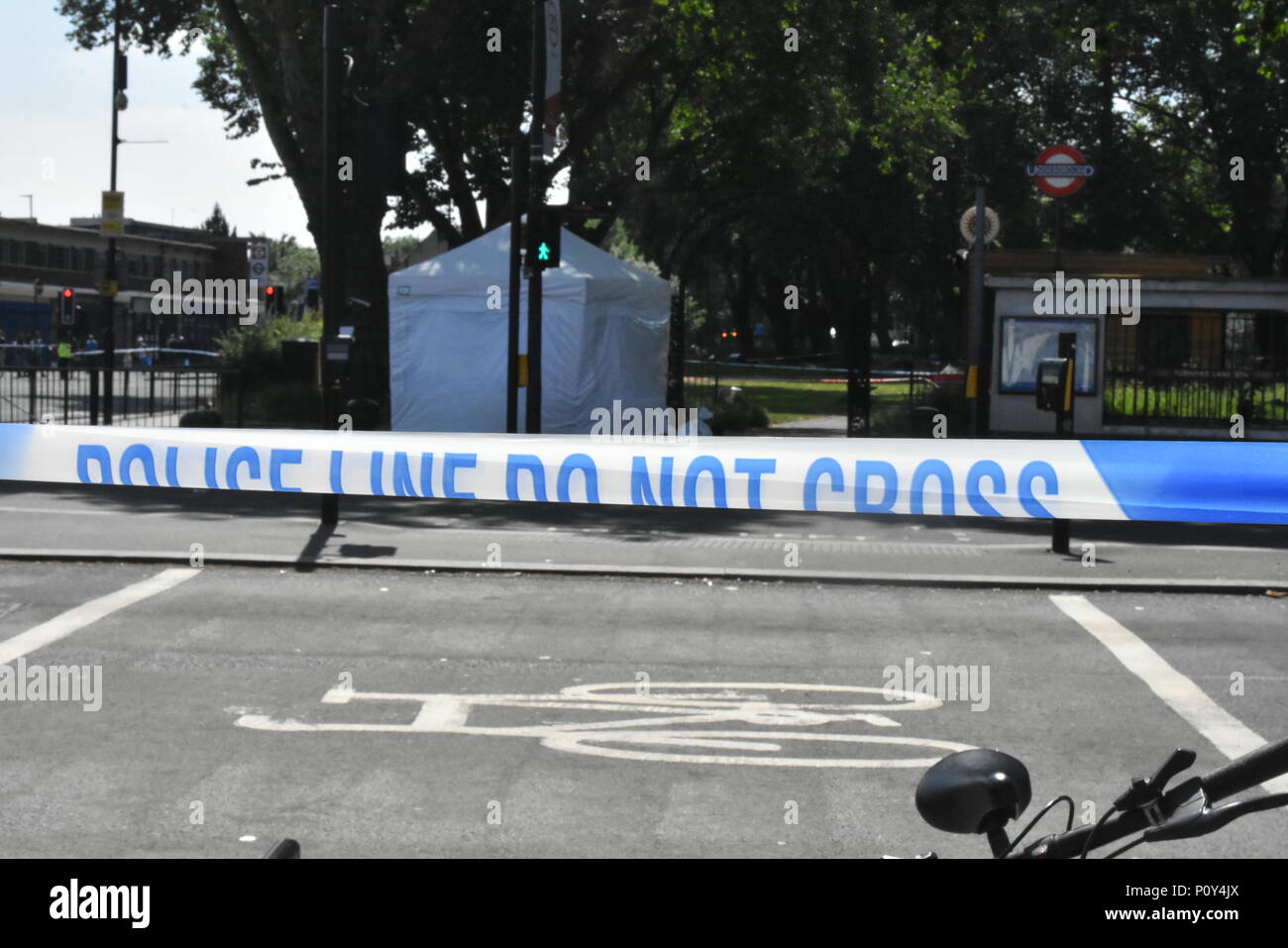 London, UK. 10th June 2018. The capital see's the 74th murder this year so far as the murder scene of a man said to be in his 30s was fatally stabbed to death. he was pronounced dead on the scene by the ambulance and police services that arrived on the scene in response to calls of a seriously injured man it turned out that the victim had been fatally stabbed. The Metropolitan Police have opened their 74th murder investigation after this latest incident to hit the capital city of London in this frenzy of knife crime. Credit: Ricardo Maynard/Alamy Live News Stock Photo
