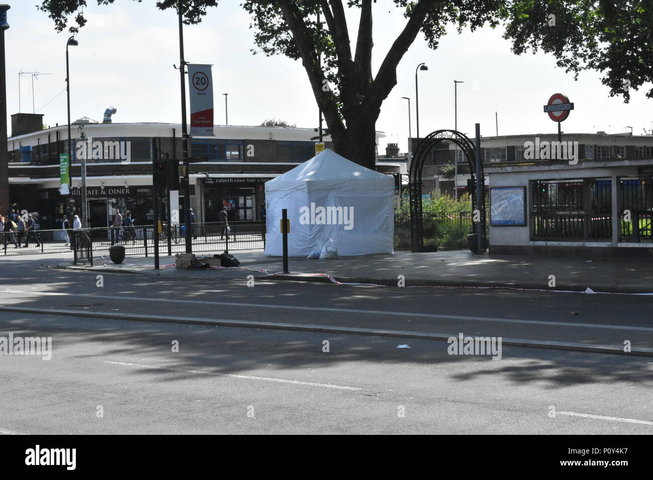 London, UK. 10th June 2018. The capital see's the 74th murder this year so far as the murder scene of a man said to be in his 30s was fatally stabbed to death. he was pronounced dead on the scene by the ambulance and police services that arrived on the scene in response to calls of a seriously injured man it turned out that the victim had been fatally stabbed. The Metropolitan Police have opened their 74th murder investigation after this latest incident to hit the capital city of London in this frenzy of knife crime. Credit: Ricardo Maynard/Alamy Live News Stock Photo