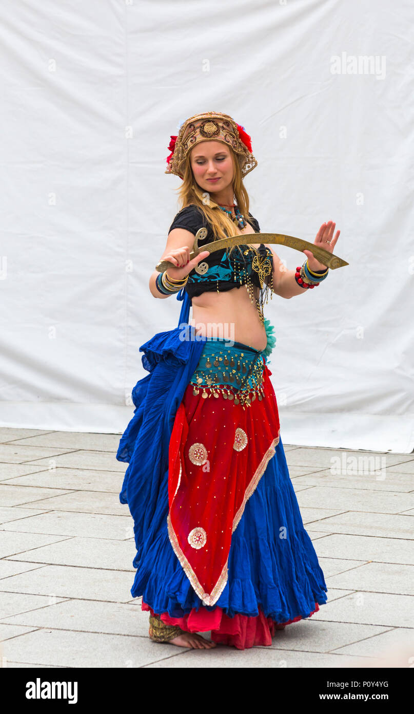 Wimborne, Dorset, UK. 10th June 2018. Crowds flock to Wimborne Folk