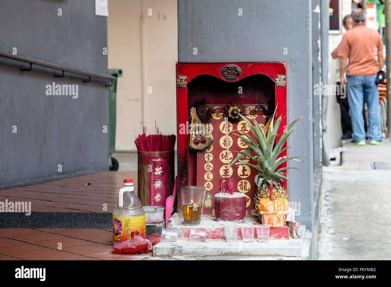 Street shrine singapore hi-res stock photography and images - Alamy