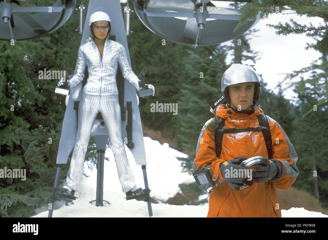 Original Film Title: AGENT CODY BANKS. English Title: AGENT CODY BANKS.  Film Director: HARALD ZWART. Year: 2003. Stars: ANGIE HARMON; FRANKIE  MUNIZ. Credit: METRO GOLDWYN MAYER / Album Stock Photo - Alamy